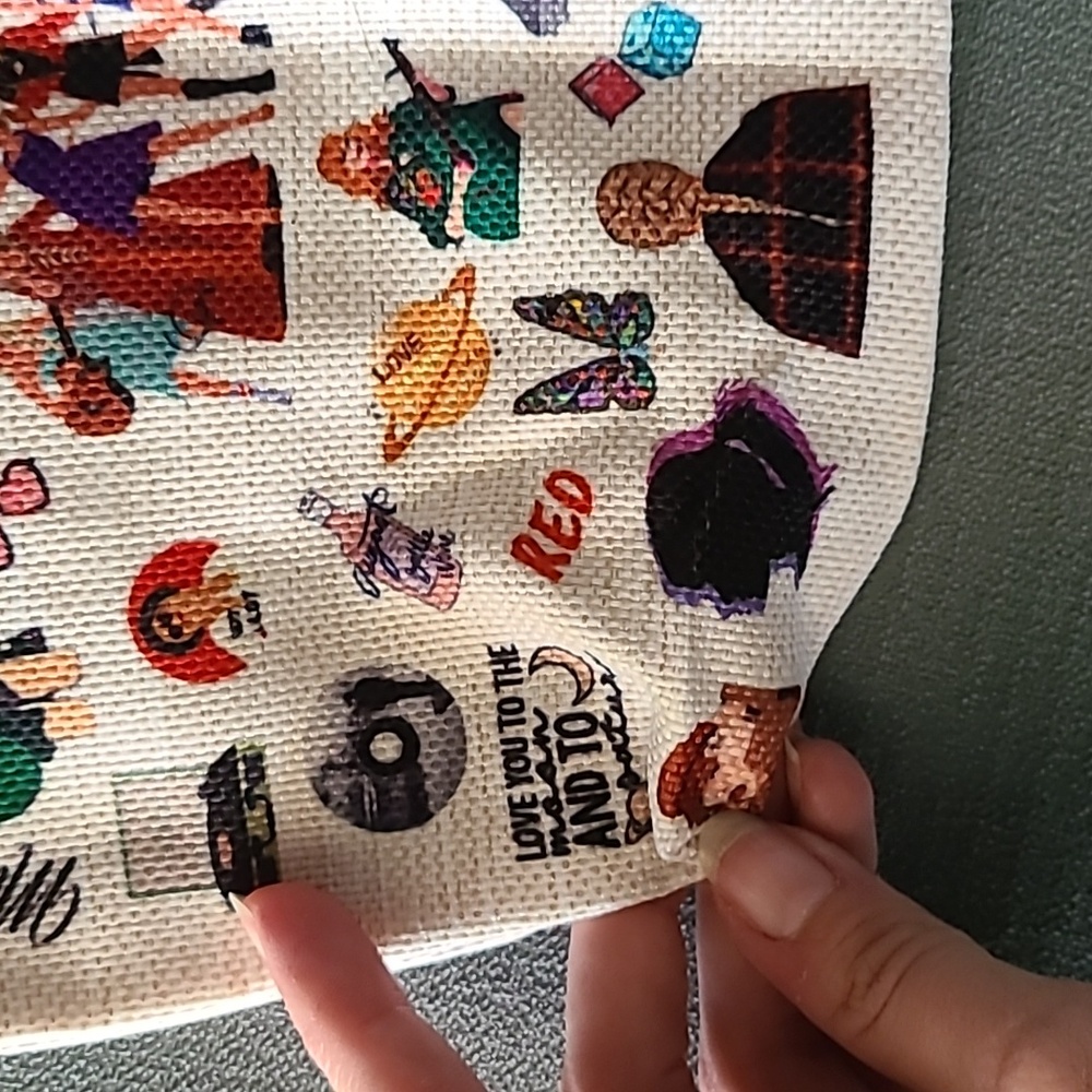 Taylor Swift Makeup Bag with Necklace and Bracelet - Picture 8 of 11